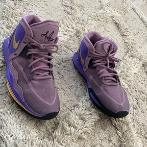 Size 7 boys Kyrie Irving Basketball Shoes